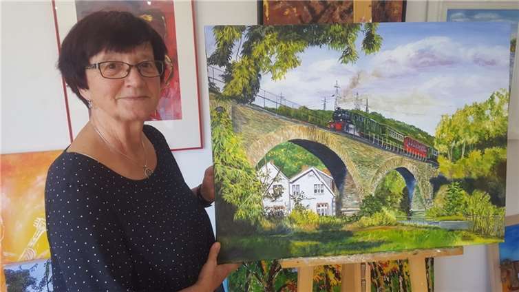 Die Brohltaler Künstlerin Christel Lenzgen stellt im Rahmen der beliebten Kunst- und Kulturreihe ein Teil ihrer Werke im Foyer des Rathauses Niederzissen aus.Foto: Verbandsgemeindeverwaltung Brohltal