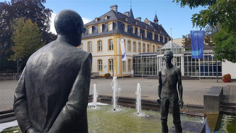 Die Bronzefigur vor der WHU steht fast schon symbolisch für die aktuelle Situation: Die Redewendung „mit dem Rücken zur Wand stehen“ bedeutet, dass sich jemand in einer großen Bedrängnis bzw. einer Notlage befindet. Für die politisch Verantwortlichen in Vallendar und der Region scheint dies nach Bekanntwerden der Umzugspläne der WHU zuzutreffen.