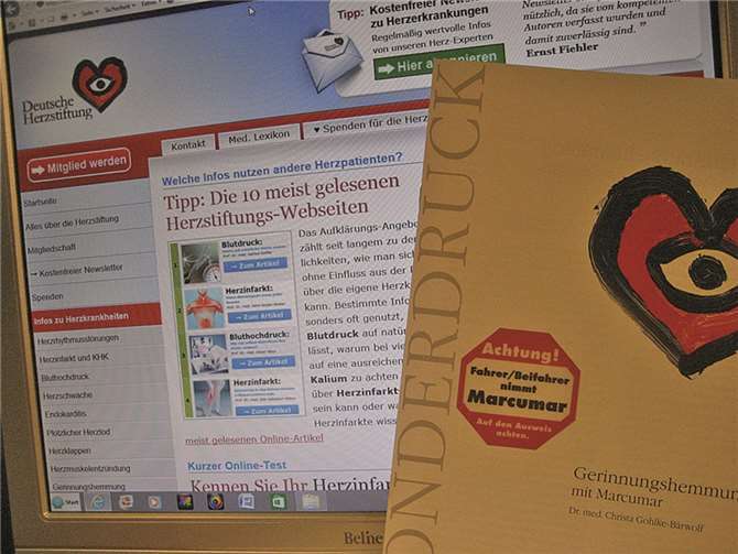 Die Broschüre mit dem Aufkleber „Gerinnungshemmer“. privat