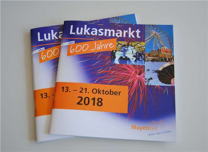 Die Broschüre rund um den Lukasmarkt ist ab sofort im neuen Rathaus an der Zentrale sowie im Alten Rathaus kostenlos erhältlich. Das größte Volksfest im nördlichen Rheinland-Pfalz präsentiert sich vom 13. bis 21. Oktober mit tollen Neuheiten und bekannten Attraktionen. Wer vorab wissen möchte, was alles auf dem Markt los ist, Termine, Fahrgeschäfte und Attraktionen, kann sich die kostenlose Broschüre besorgen. Mehr Infos gibt es auch online unter www.lukasmarkt.de. Jasmin Franz/Stadt MayenPressemitteilung der Stadtverwaltung Mayen