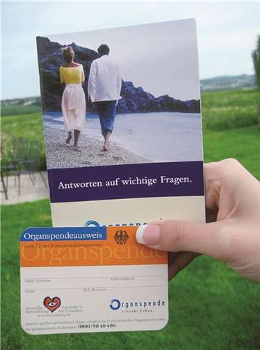 Die Broschüre und der Organspende-Ausweis der Deutschen Herzstiftung. DHS
