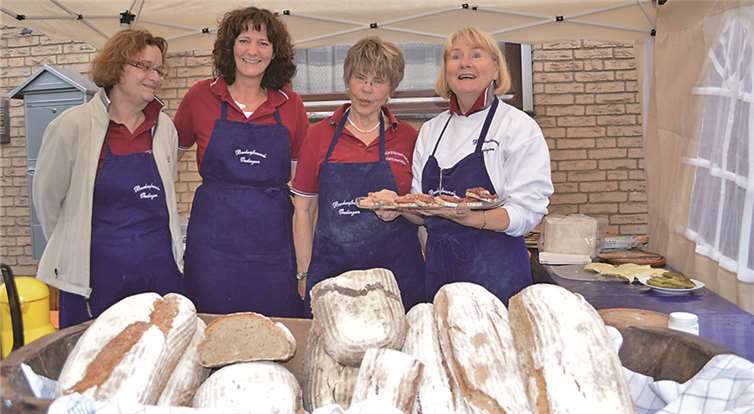 Die Brote, die von Mitgliedern des Backesvereins angeboten wurden, fanden reißenden Absatz. AB