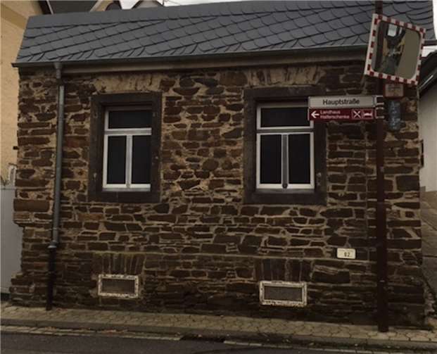 Die Bruchsteinfassade nach den Arbeiten.