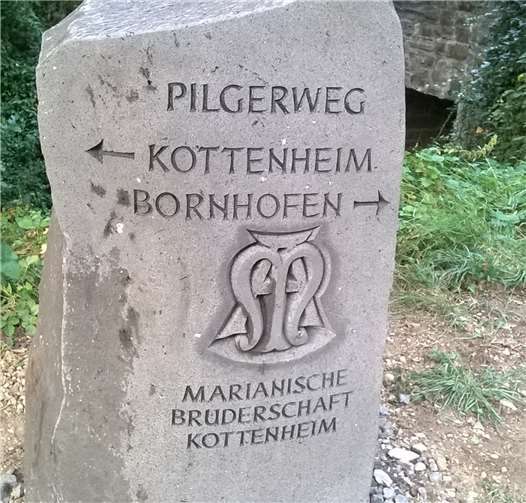 Die Bruderschaft stellte in Alken einen weiteren Basaltstein auf. Privat