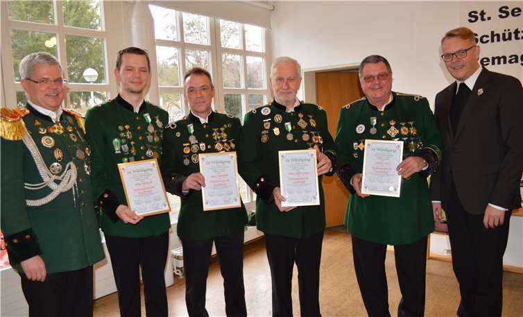 Die Bruderschaft zeichnete mehrere Mitglieder mit ihrem Verdienstorden aus (v. l.): Präsident Wolfgang Strang, Elias Wickord, Jörg Zimperfeld, Adi Görres, Heinz Scheil und Präses Pastor Frank Klupsch.