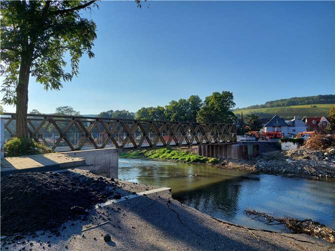 Die Brücke am Ahrtor ist eine von zahlreichen Behelfsbrücken, die das THW im Flutgebiet aufgebaut hat. In der nächsten Woche wird sie für den Verkehr freigegeben.Foto: Kreisverwaltung Ahrweiler