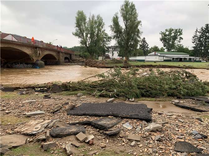 Gedenken zum Jahrestag der Flut in Sinzig Die Brücke an der Kölner Straße am Morgen nach der Flut. Foto: ROB