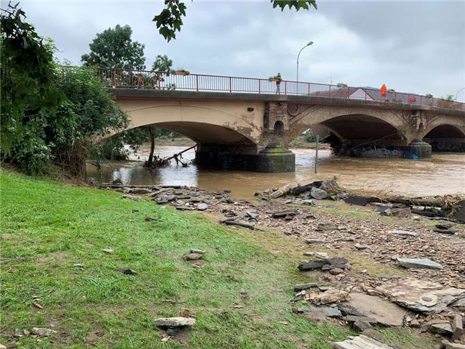 Die Brücke an der Kölner Straße in Sinzig am Morgen nach der Flut.  Foto: ROB