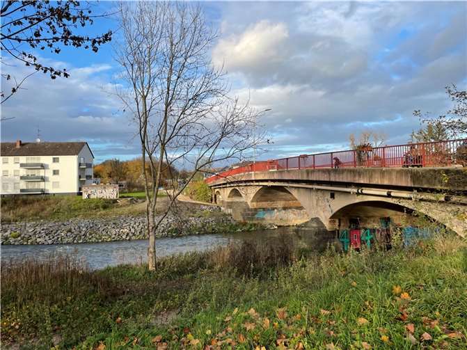 Baumaterial, Holz und Müll: Ablagerungen an Gewässern vermeiden Die Brücke an der L 83 in Sinzig übestand die Flut des Jahres 2021. Foto: ROB