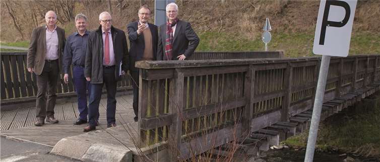 Die Brücke über den Holzbach ist nur für Fahrzeuge bis 12 Tonnen zugelassen. Über die Möglichkeiten der Ertüchtigung diskutierten vor Ort Wilfried Rüdig, Martin Fischbach, Fredi Winter, Rainer Kaul und Volker Mendel.WT