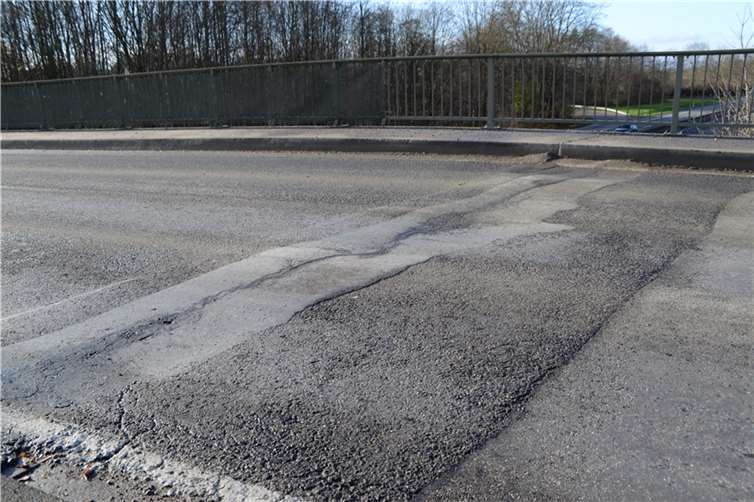 „Die Brücke über die B 42 ist mittlerweile in einem angsterregenden Zustand“, beschreibt CDU-Fraktionschef Martin Hahn die Situation.Foto: privat