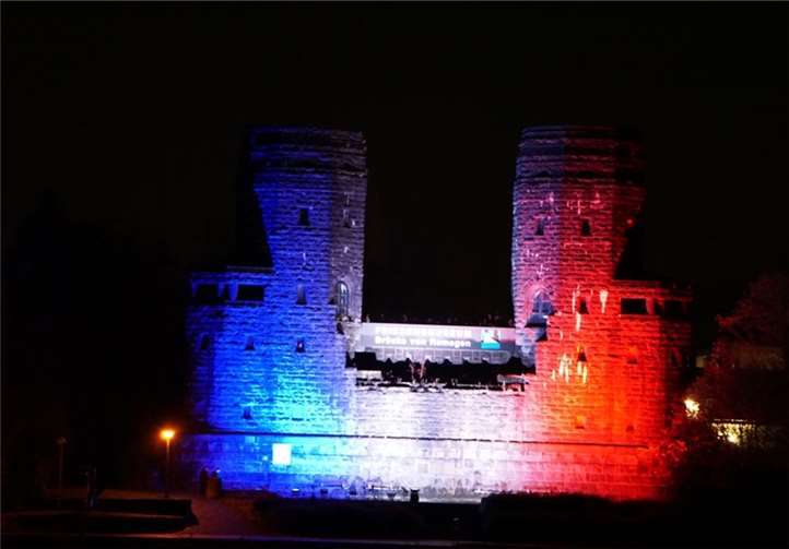 Die Brücke von Remagen erstrahlte in den Farben der Trikolore.STUKO