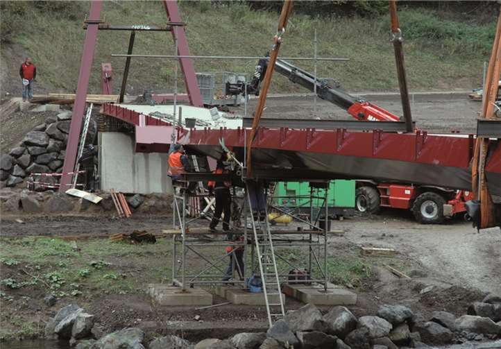 Die Brückenbauer müssen Millimeterarbeit leisten.