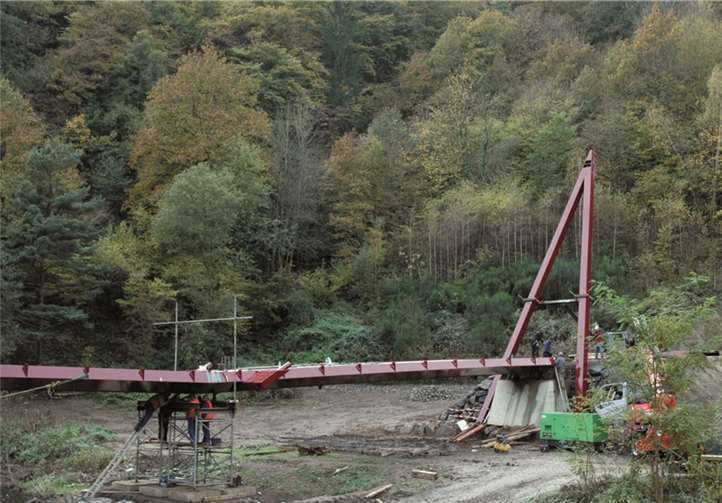 Die Brückenteile kommen zusammen.