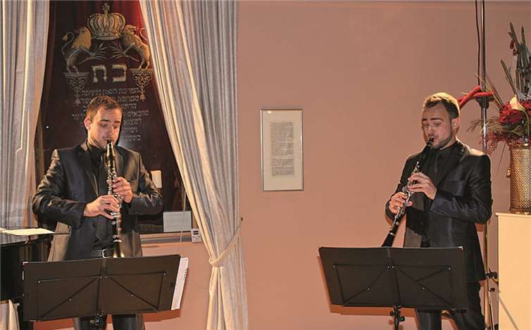 Die Brüder Daniel und Alexander Gurfinkel sind regelmäßig unterwegs in den großen Konzertsälen und bei internationalen Festivals. Nun waren sie zu Gast in der Ehemaligen Synagoge Ahrweiler. RERE