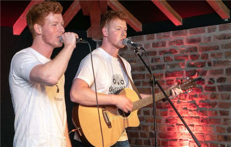 Die Brüder Dennis und Marvin Ledermann waren nicht nur die Organisatoren der Veranstaltung „Wachtbergs Talenten“ im Drehwerk Adendorf, sondern begeisterten das Publikum auch mit einem musikalischen Beitrag. Fotos: JOST