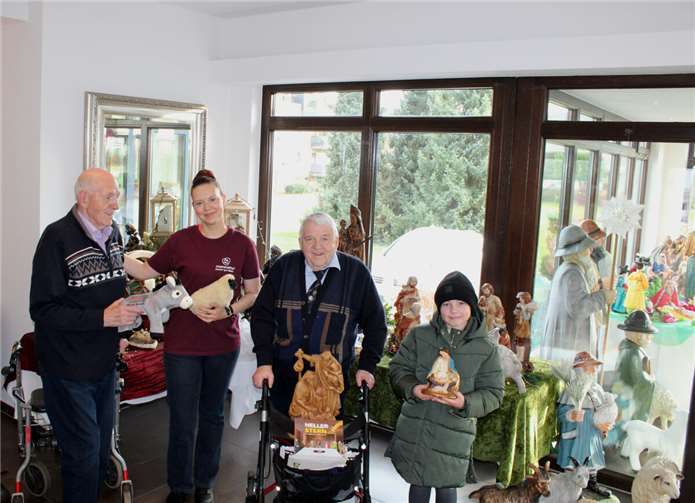 Die Brüder Franz-Rudolf (links) und Josef Niethen freuen sich über viele Besucher ihrer internationalen Krippenausstellung in Bad Bodendorf. Fotos: DU