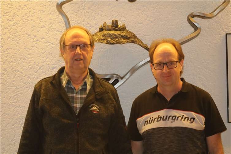 Die Brüder Michael und Olli Martini vor einem vom Vater Willi Martini gestifteten Nürburgring-Modell im Restaurant ‚Döttinger Höhe‘.