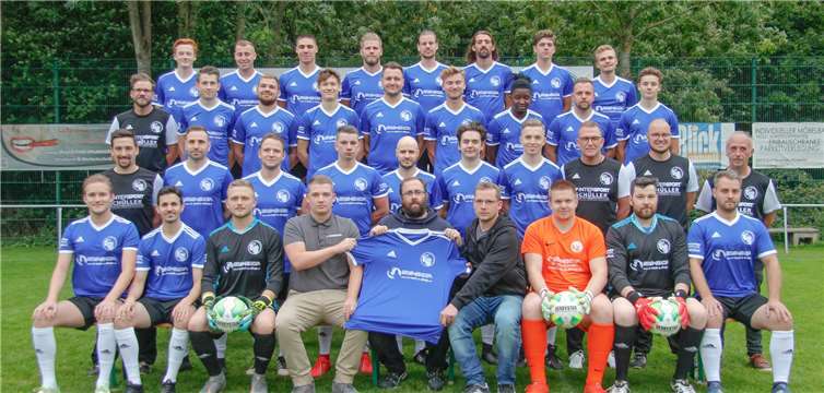Die Brüder Sascha und Samuel Muskulus überreichen der Mannschaft das neue Trikot. Foto: privat