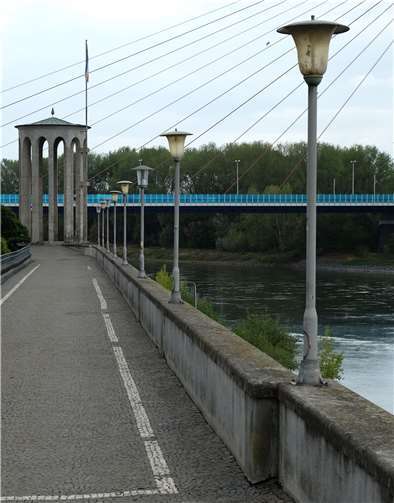 Die Brüstung der Deichmauer wird auf kompletter Länge saniert. Zudem werden die Leuchten ersetzt.  Foto: Stadt Neuwied
