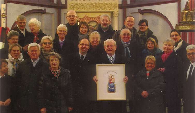 Die Brunnengemeinschaft übergab dem Pfarrer Stephan Wolf die Schürger Madonna. Privat