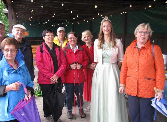 Die Brunnenkönigin verlor auch bei strömendem Regen ihr Lächeln nicht und trug so zur guten Laune auf dem Brunnenfest bei.privat