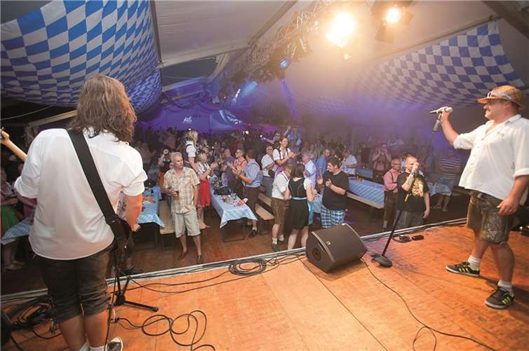 Die Buam heizten zu Beginn des dreitägigen Festes ordentlich ein.