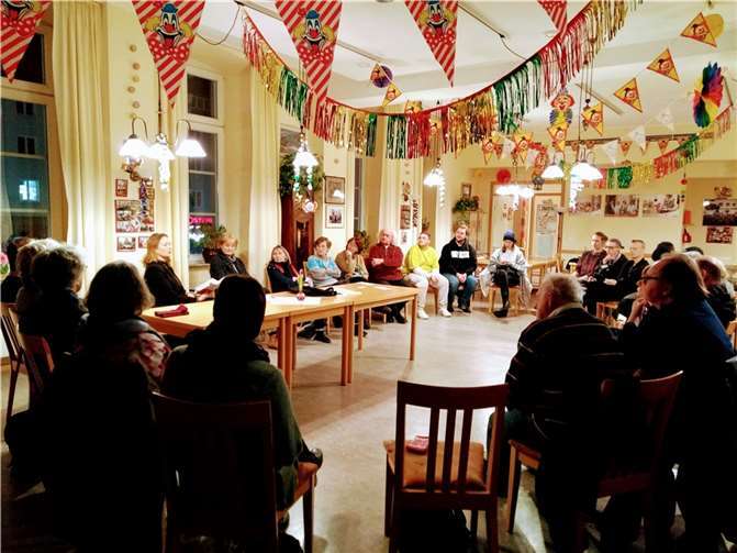 Lesung von „Wohnopoly“ Die Buchautorin Caren Lay fand bei ihrer Lesung im DKR-Raum Koblenz eine bunte Runde von Interessierten vor. Foto: privat