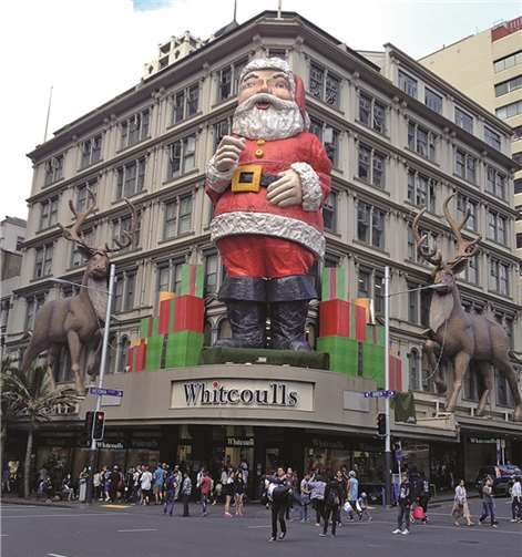 Die Buchhandlung Whitcoulls in Auckland City ist weihnachtlich geschmückt.