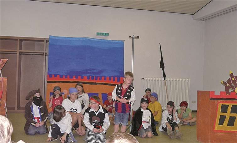 Die Buchstabenpiraten auf ihrem Schiff. privat