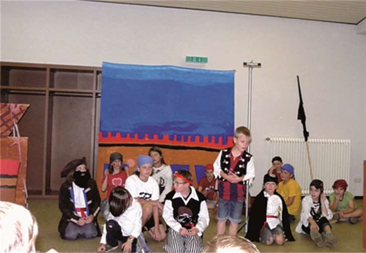 Die Buchstabenpiraten auf ihrem Schiff.Privat