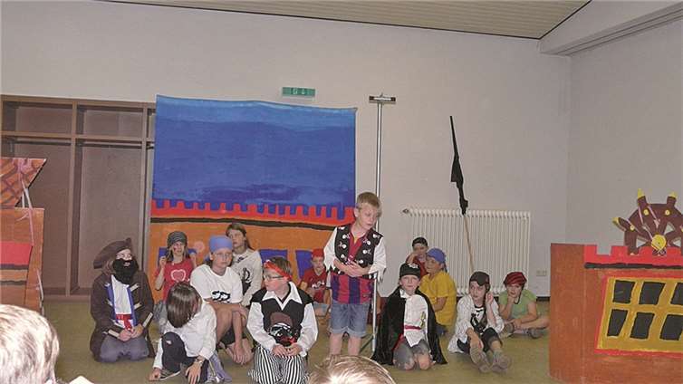 Die Buchstabenpiraten auf ihrem Schiff.privat