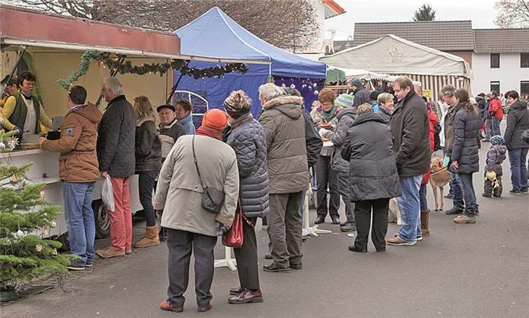 Die Buden beim Weihnachtsmarkt waren am zweiten Adventswochenende stets dicht umlagert. JOST