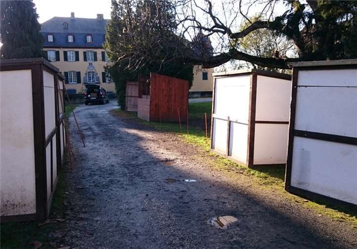 Romantischer Weihnachts- markt auf Burg Lüftelberg Die Buden vor Schloss Lüftelberg stehen schon.