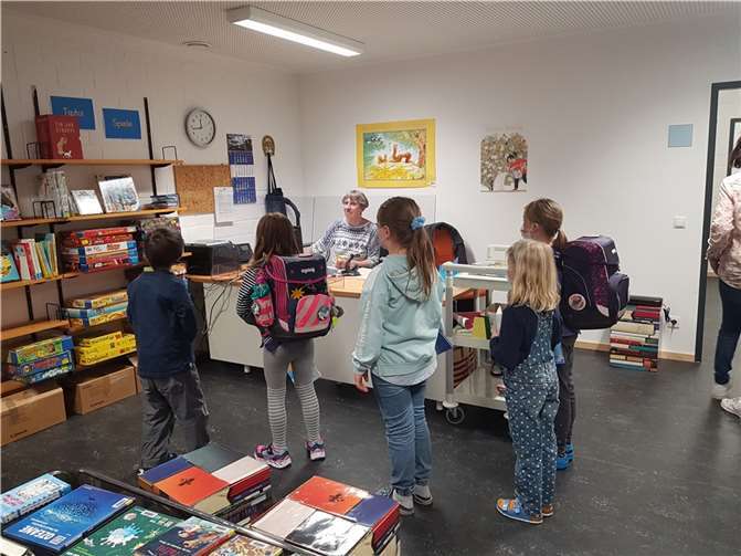 Die Bücherei bietet den Grundschulkindern derzeit etwa 1200 Medien wie Bücher, CDs und Spiele an.  Foto: Ev. Bücherei