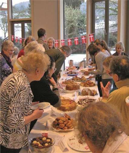 Die Büchereimitarbeiterinnen hatten ein nach original jütländischen Rezepten selbst gebackenes Kuchenbüfett errichtet. privat