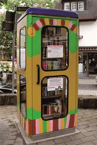 Die „Bücherzelle“ kurz nach der Aufstellung im Mai 2013. HG