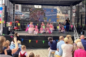 Die Bühne auf dem Endertplatz war unter anderem Plattform für sehenswerte Show- und Tanzeinlagen des Vereinsnachwuchses.
