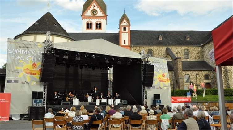 Die Bühne auf dem Marktplatz im Herzen Bendorfsbot ein schönes Ambiente für das Konzert.