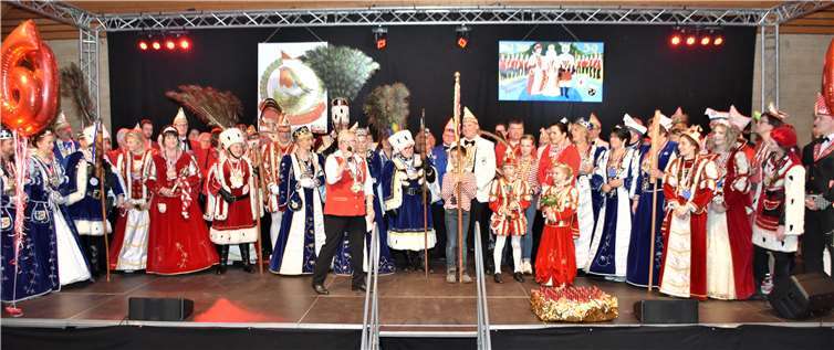 Die Bühne füllte sich mit allen Tollitäten aus Swisttal samt Gefolge, um dem Damenkomitee zum Jubiläum zu gratulieren.Fotos: EICH