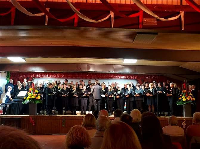 Die Bühne gehörte an diesem Abend den Sängerinnen und Sängern. Foto: privat