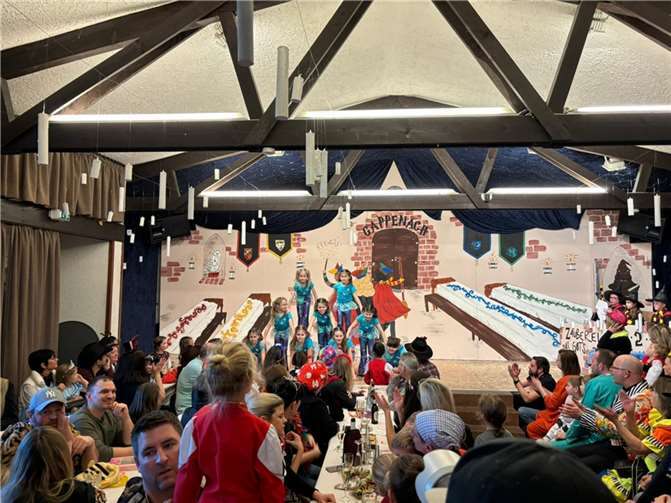 Die Bühne hat sich schnell gefüllt und es wurde viel getanzt und gelacht.  Foto: privat