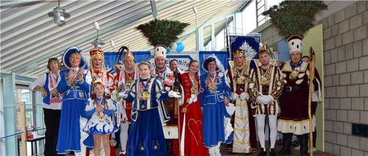Die Bühne im Foyer der Glasfachschule Rheinbach bot kaum genug Platz für die angereisten Tollitäten.  EICH