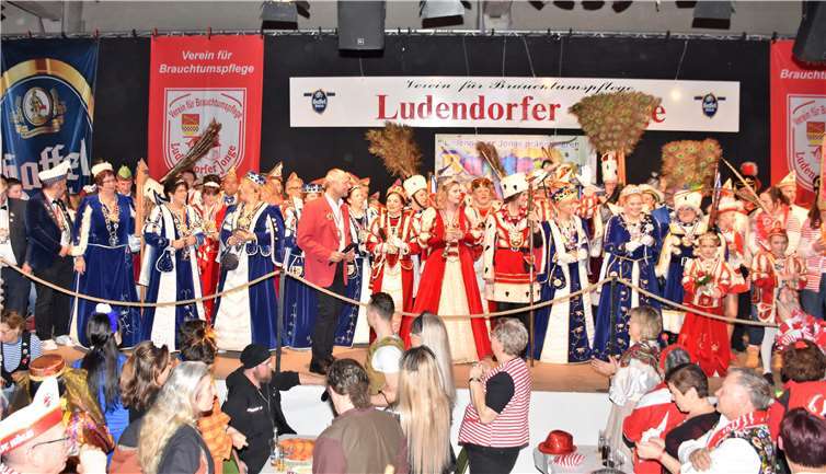 Die Bühne war zu klein, als die Tollitäten aus Swisttal die Bühne stürmten. Fotos: EICH