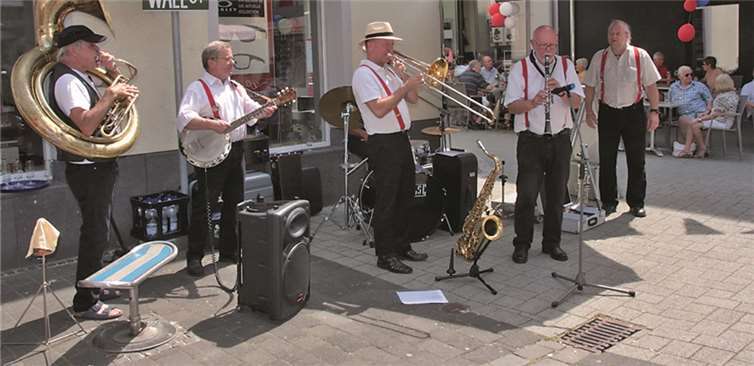 Die Bühnenshow am Rathausplatz zog viele Besucher in die Innenstadt. AND