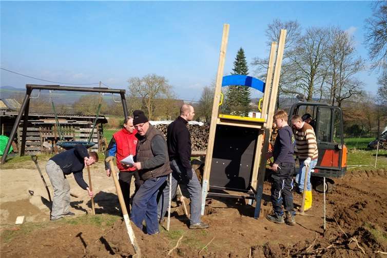 Die Bürger halfen bei der Errichtung des Spielgerätes.Privat
