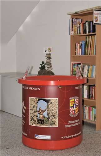 Die Bürger im Brohltal haben das Bücher-Angebot des Fördervereins Burg Olbrück gut angenommen. Jetzt haben sie zusätzlich die Möglichkeit, über den lustigen Trichter für Projekte zu spenden.Jutta Dietz