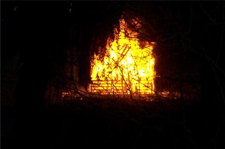 Die Bürger in Miesenheim sind dem Brauchtum treu und feierten ihr Osterfest mit einem weit sichtbaren Osterfeuer. Dieses Foto wurde uns von Dietmar Groß zugesandt.Dietmar Groß
