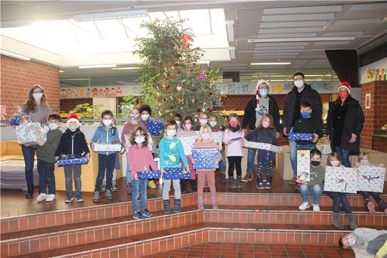 Die Bürger von Morsbach, vertreten durch „Weihnachtsmann“ und Bürgermeister Jörg Bukowski, hatten für die Odendorfer Kinder eine ganz besondere Überraschung vorbereitet: Für jedes Kind wurde ein großes Weihnachtsgeschenk gestiftet.Foto: privat