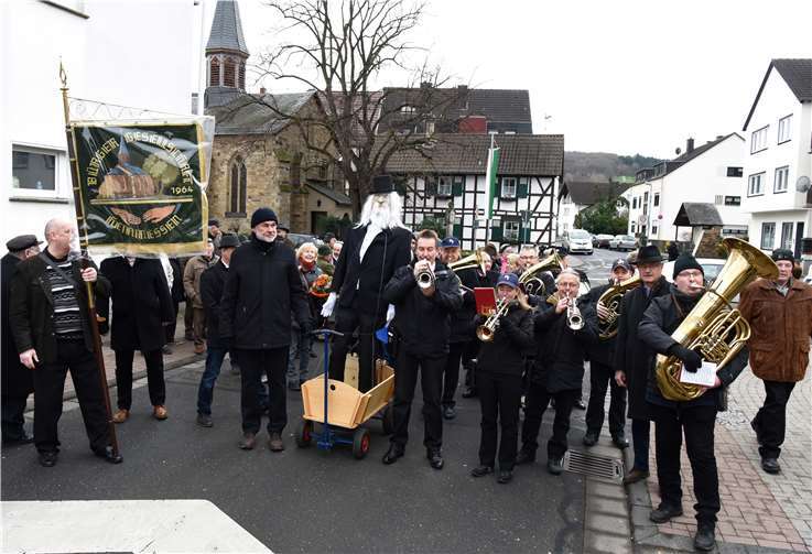 Die Bürgergesellschaft zog zusammen mit acht Musikanten, ihrerFahne, dem Kirmesmann auf einem Wagen und jedem, der gern mitlaufen wollte, durch die Straßen.
